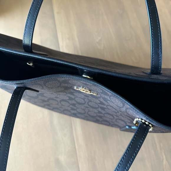 COACH City Tote Bag In Signature Canvas - Picture 8 of 11